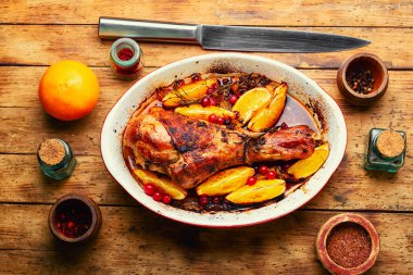 Portakal ve baharatla kızartılmış hindi budu.