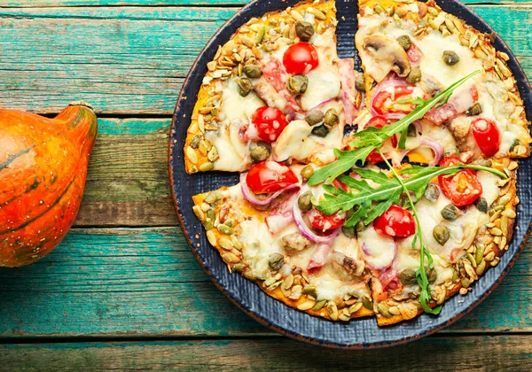 Pizza Med Salami Ost Tomat Pumpa Tunnbröd Höstrecept — Stockfoto