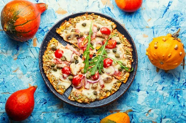 Pizza Med Salami Ost Tomat Pumpa Skorpa Hemlagat Höstrecept — Stockfoto
