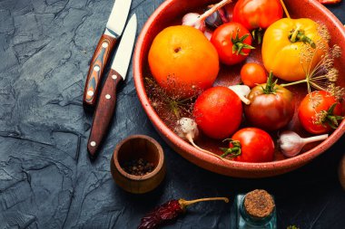 Tuzlu taze domates. Pişirme işlemi, konserve domates. Sebze turşusu ve konserve.