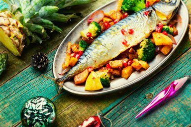 Noel masası için ananaslı kızarmış uskumru balığı. Deniz ürünleri.