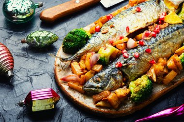 Noel masası için ananaslı kızarmış uskumru balığı..