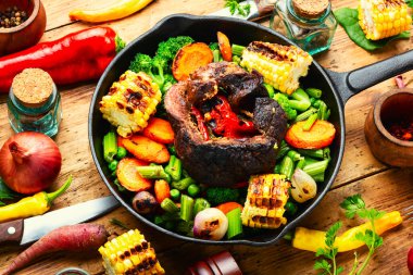 Sebzelerle doldurulmuş biftek rulosu. Dana eti köftesi.