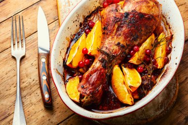 Portakal ve baharatla pişirilmiş iştah açıcı hindi budu.