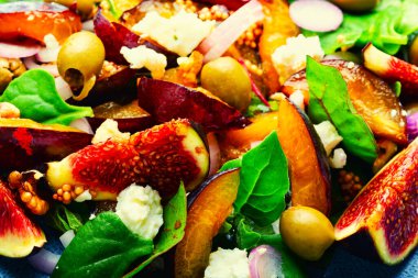 Erik salatası, incir, zeytin ve peynir. Meyve ve ve yeşilden oluşan sonbahar salatası. Kapatın.