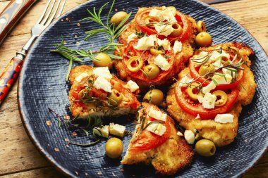 Şnitzel, kızarmış ince et tabakası. Avusturya yemeği