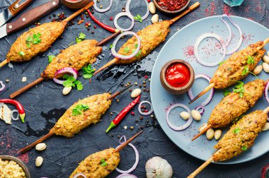 Kıyılmış et şişi ya da lula kebabı. Kızarmış lula kebap kuzu.