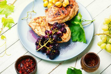 Üzüm sosunda marine edilmiş ızgara tavuk göğsü.