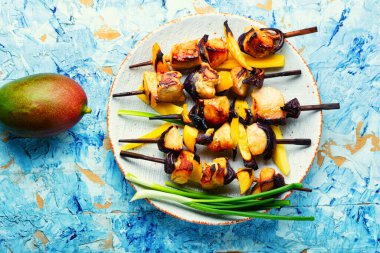 Olgun mangolu diyet tavuk şişi. Shashlik.