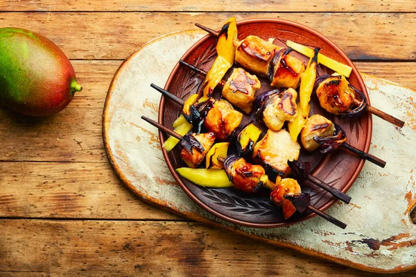 木製の串焼きに鶏肉を揚げた マンゴーとシャシュリック — ストック写真
