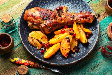 Portakal ve baharatla kızartılmış hindi budu.