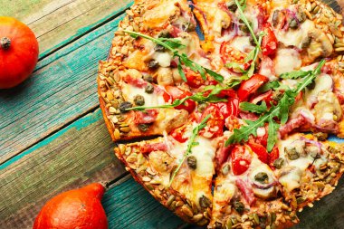 Salamlı pizza, peynirli, kabaklı düz ekmekli domates. Sonbahar tarifi