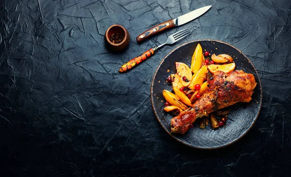 Portakallı fırında hindi eti. Kızarmış hindi budu. Metin için boşluk