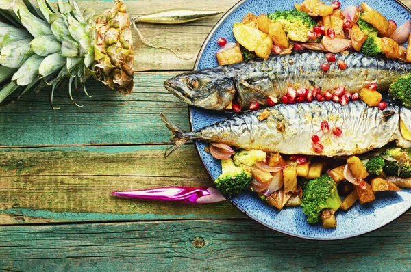 Noel masası için ananaslı kızarmış uskumru balığı..