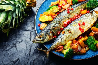 Ananas, brokoli ve nar ile tam pişmiş balık. Kızarmış uskumru.