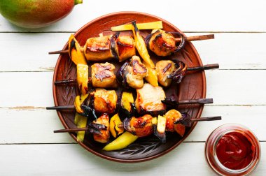 Olgun mangolu diyet tavuk şişi. Beyaz arka planda şiş tavuk