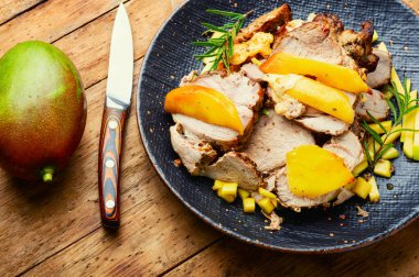 Mango ve peynirli domuz eti.