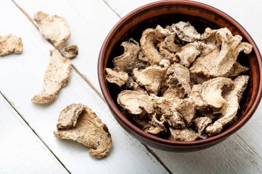 Kuru bryonia kökü, bitkisel ilaçlarda homeopatik bitkiler. Şifalı bitkiler.