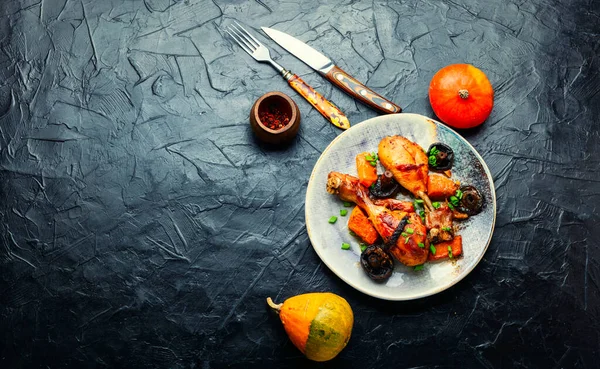 Soya zencefil soslu tavuk eti. Balkabağı ve mantarla kızartılmış tavuk bacağı. Boşluğu kopyala