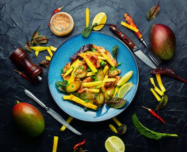 Tavuk ve olgun mangolu diyet salatası. Et salatası..