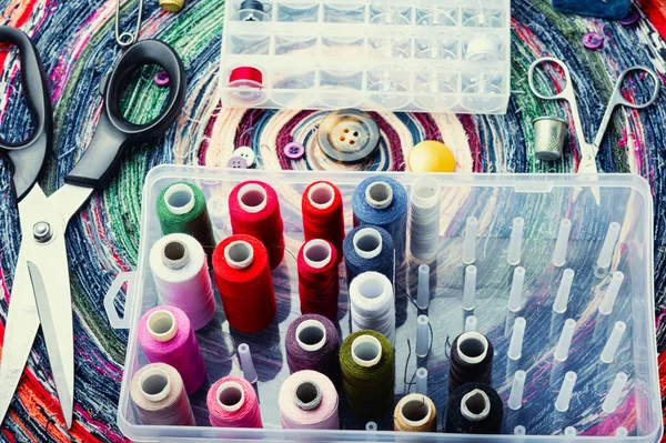 Hilos Multicolores Agujas Botones Instrumento Costura Accesorios Costura —  Fotos de Stock