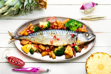 Noel masası için ananaslı kızarmış uskumru balığı..