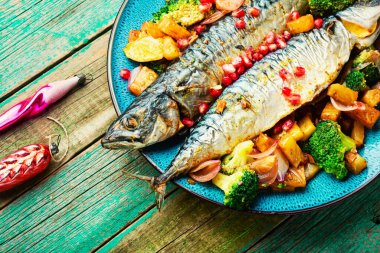 Ananaslı ve brokolili lezzetli uskumru balığı. Izgara balık.