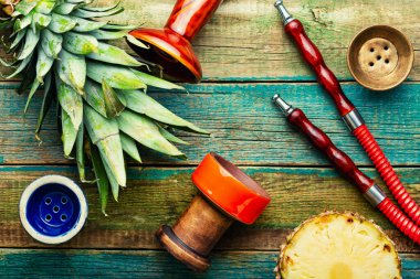 Taze ananas aromalı tütün nargilesi. Shisha sigara içiyor.