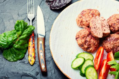 Buharlı pirzola ve dilimlenmiş sebze. Diyet kahvaltı.