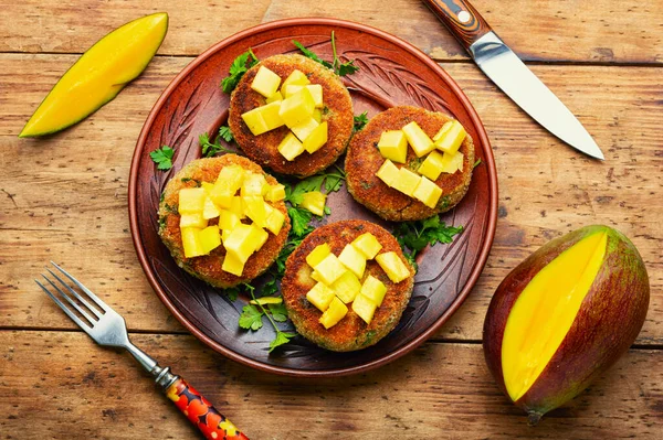 Comida Vegana Chuleta Quinua Adornada Con Mango Hamburguesa Vegetariana Horno — Foto de Stock