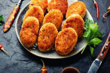 Ev yapımı balık pirzolası ve balık bifteği.