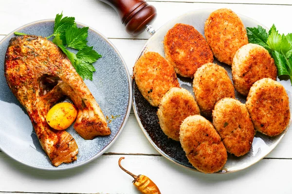 Ev yapımı balık pirzolası ve balık bifteği.