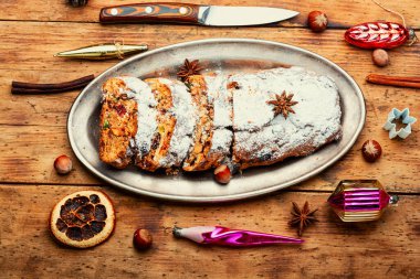 Stollen geleneksel bir Alman Noel pastasıdır. Noel keki.