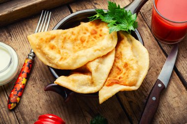 Cheburek, içi kıyma dolu mayasız bir hamur. Kırım Tatar mutfağı