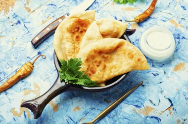 Cheburekler, et dolu kızarmış hilal şeklinde kekler.