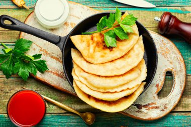 Cheburekler, et dolu kızarmış hilal şeklinde kekler.