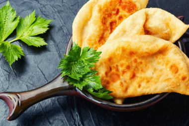 Cheburek, içi kıyma dolu mayasız bir hamur. Kırım Tatar mutfağı