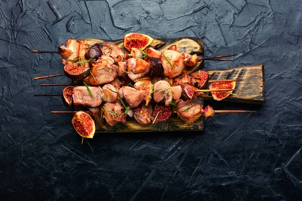 木製の串焼きに肉を焼く イチジクと鶏の胸肉ケバブ — ストック写真
