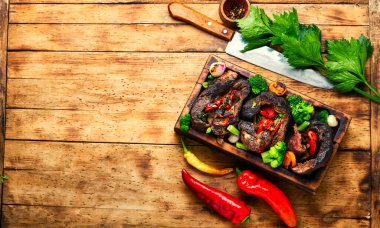 Sebzelerle doldurulmuş sığır eti. Köfte ve ahşap masa. Boşluğu kopyala.