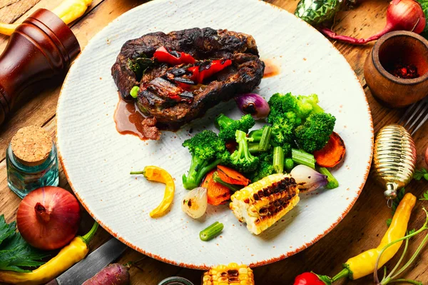 Biber ve brokoli ile kızartılmış iştah açıcı et. Biftek rulosu, köfte. Şenlikli noel yemeği.