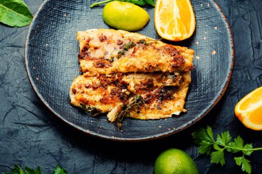 İştah açıcı kızarmış balık, portakal soslu kızarmış turna balığı..