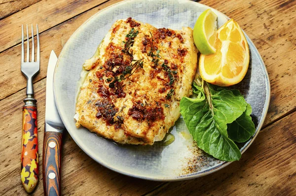 Portakal yağında kızartılmış balık, lezzetli deniz ürünleri. Balık fileto.