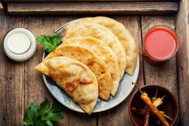 Cheburek, içi kıyma dolu mayasız bir hamur.