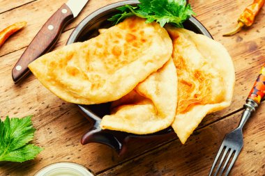 Chebureks, et dolu kızarmış hilal şeklinde turta. Yunan ve Tatar mutfağının popüler ve geleneksel bir yemeği..