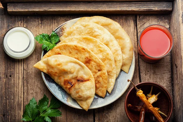 Cheburek, içi kıyma dolu mayasız bir hamur.