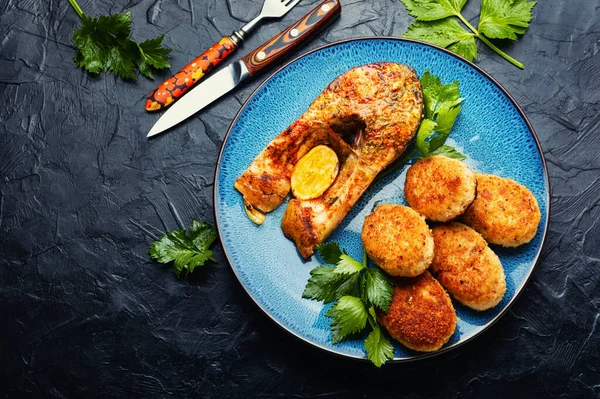 Ev yapımı balık pirzolası ve balık bifteği. Boşluğu kopyala.