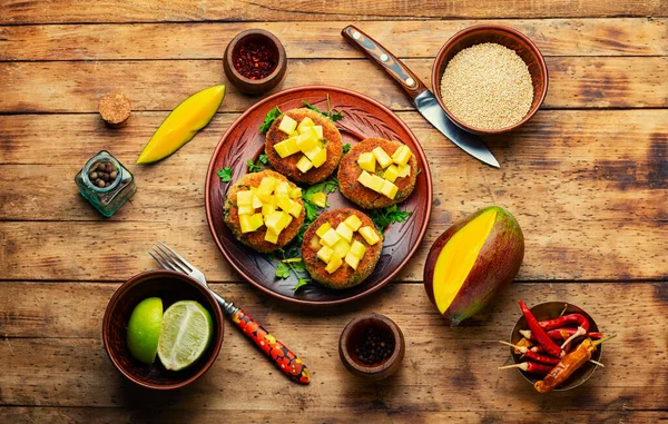Veganes Essen Quinoa Schnitzel Garniert Mit Mango Gebackener Vegetarischer Burger — Stockfoto