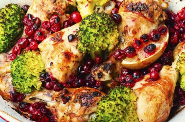 Brokoli ve kızılcıkla kızartılmış tavuk budu..