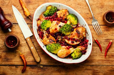 Kızarmış tavuk budu, brokoli ve kızılcıklı tavuk budu.