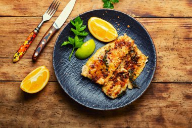 İştah açıcı kızarmış balık, portakal soslu kızarmış turna balığı..